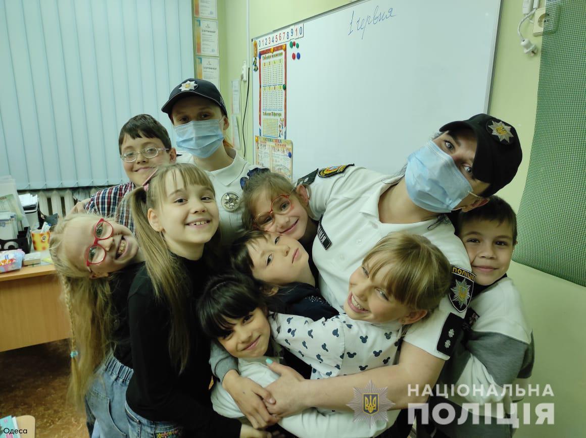 З приємними сюрпризами, щирими посмішками та теплими обіймами: поліцейські Одещини привітали дітлахів зі святом