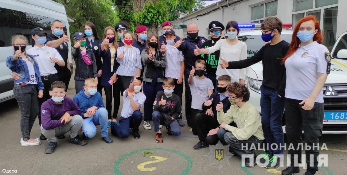 З приємними сюрпризами, щирими посмішками та теплими обіймами: поліцейські Одещини привітали дітлахів зі святом