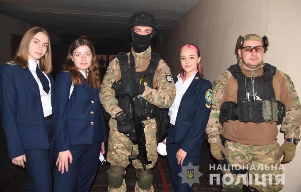 Одеський батальйон поліції особливого призначення привідкрив завісу до професійних таємниць курсантам місцевого юридичного коледжу