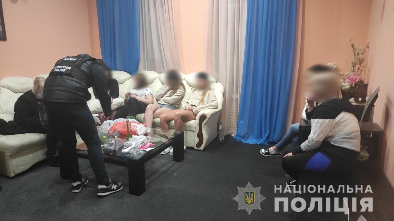 В Одесі поліцейські припинили діяльність десяти місць розпусти