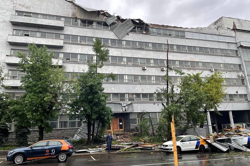 У Москві злива затопила дороги, частково зупинила метро і трамваї