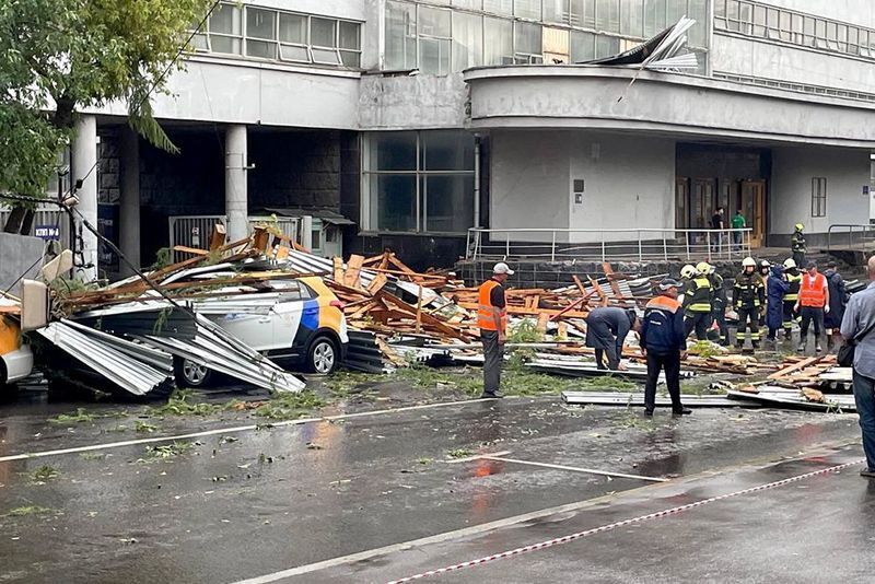 У Москві злива затопила дороги, частково зупинила метро і трамваї