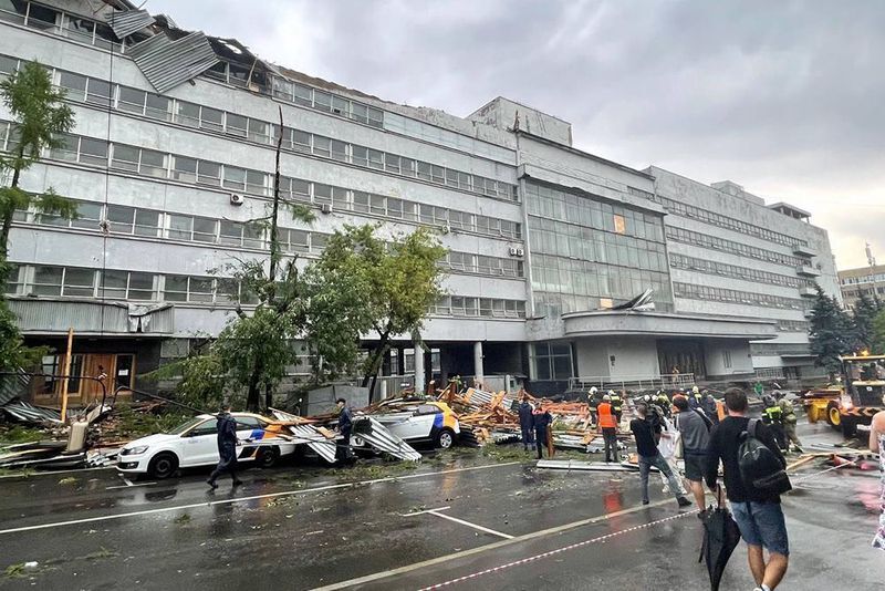 У Москві злива затопила дороги, частково зупинила метро і трамваї