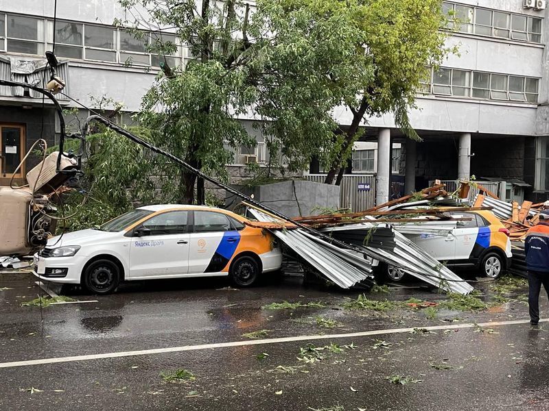 У Москві злива затопила дороги, частково зупинила метро і трамваї