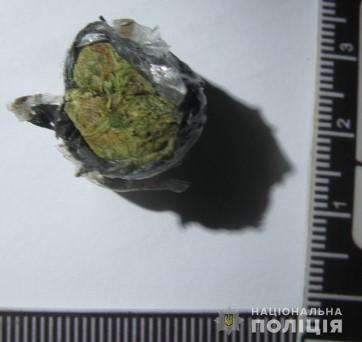 Поліцейські вилучили у двох жителів Одеси наркотичний засіб