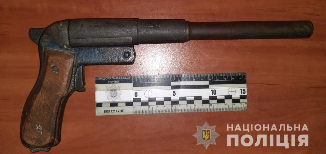 58-річного жителя Подільська викрили в незаконному зберіганні зброї та канабісу