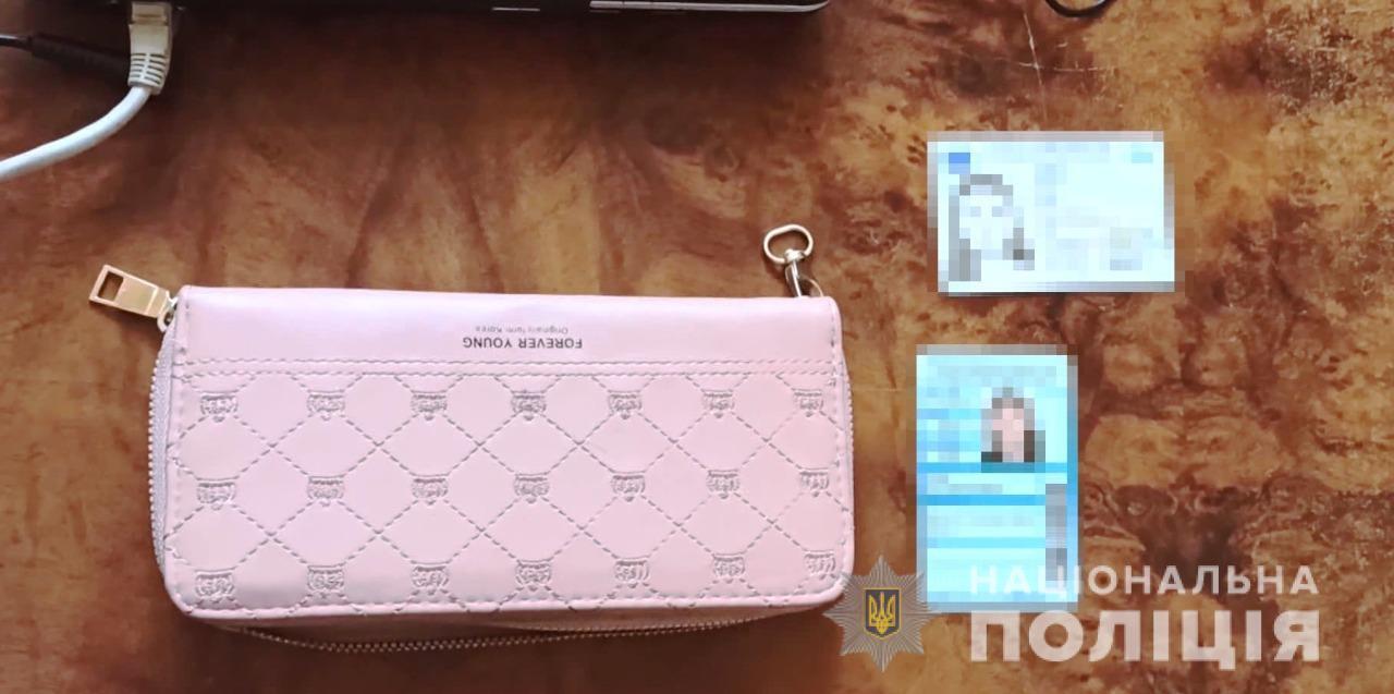 В Одесі поліцейські оперативно затримали двох зловмисниць, які обікрали на ринку дівчину з Кіровоградщини