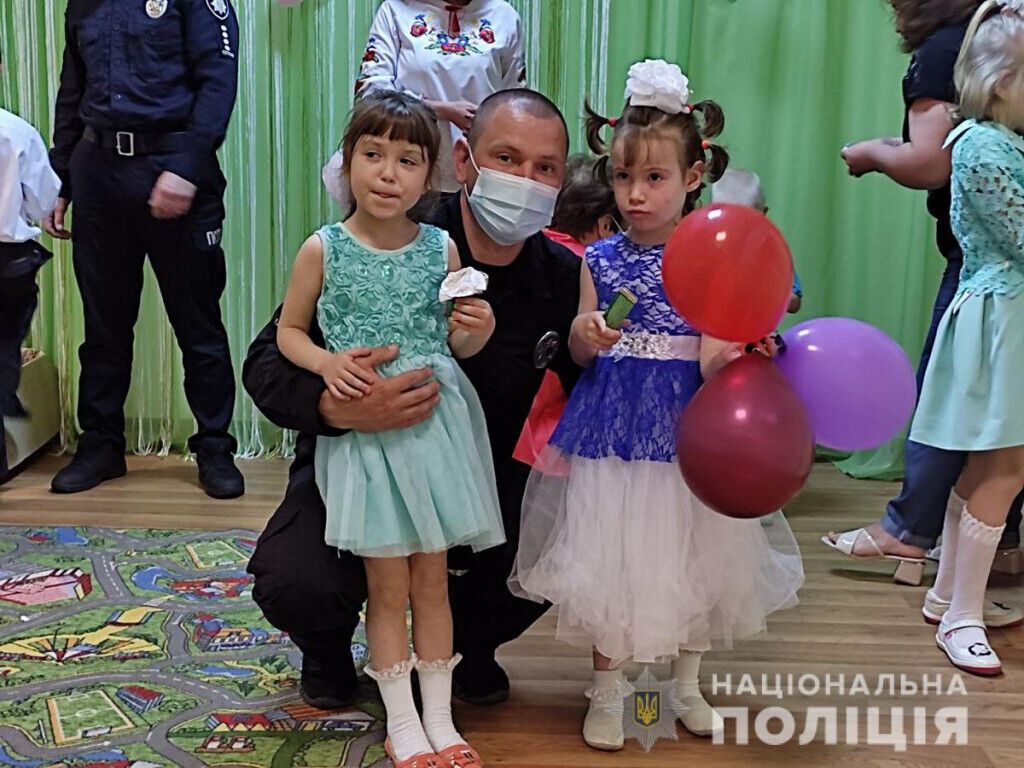 Поліцейські Донеччини привітали малечу зі святом