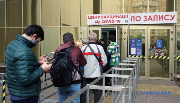 На вихідні в Україні запрацювали 10 центрів вакцинації