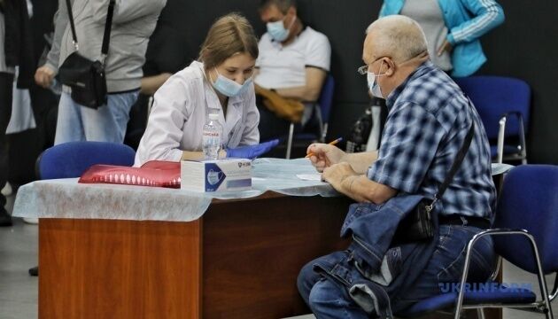 На вихідні в Україні запрацювали 10 центрів вакцинації