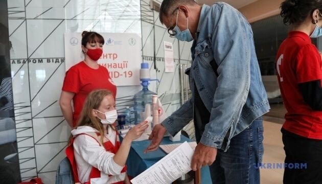 На вихідні в Україні запрацювали 10 центрів вакцинації
