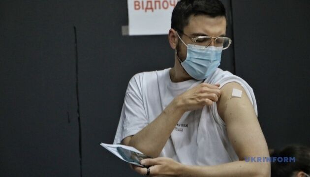 На вихідні в Україні запрацювали 10 центрів вакцинації
