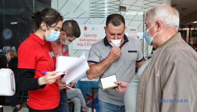 На вихідні в Україні запрацювали 10 центрів вакцинації