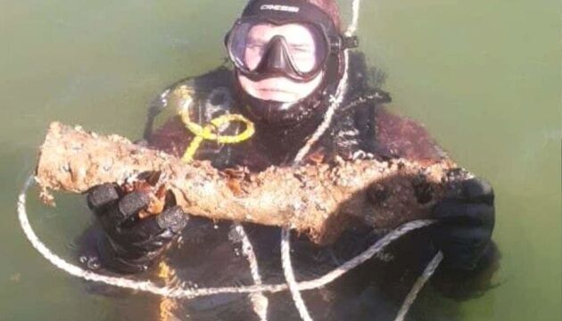 У Чорному морі поблизу курортного селища знайшли затонуле судно зі снарядами