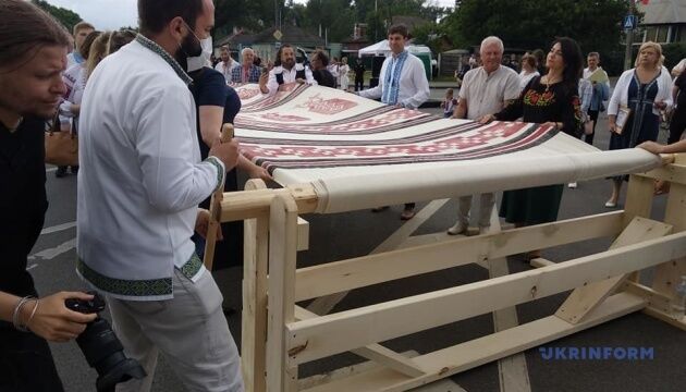 У Чернігові розгорнули 200-метровий рушник і зафіксували національний рекорд