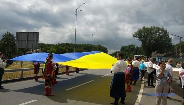 У Чернігові розгорнули 200-метровий рушник і зафіксували національний рекорд