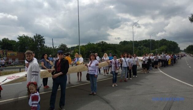 У Чернігові розгорнули 200-метровий рушник і зафіксували національний рекорд