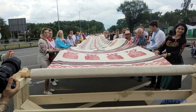 У Чернігові розгорнули 200-метровий рушник і зафіксували національний рекорд