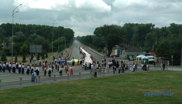 У Чернігові розгорнули 200-метровий рушник і зафіксували національний рекорд