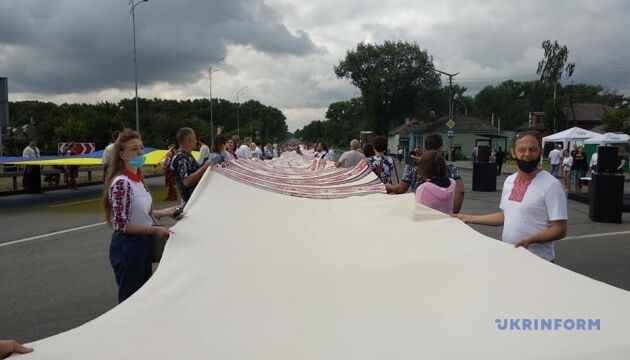 У Чернігові розгорнули 200-метровий рушник і зафіксували національний рекорд