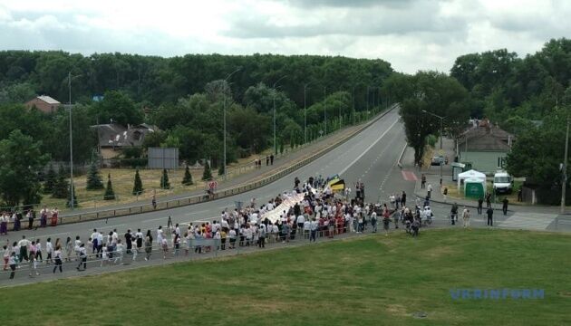 У Чернігові розгорнули 200-метровий рушник і зафіксували національний рекорд