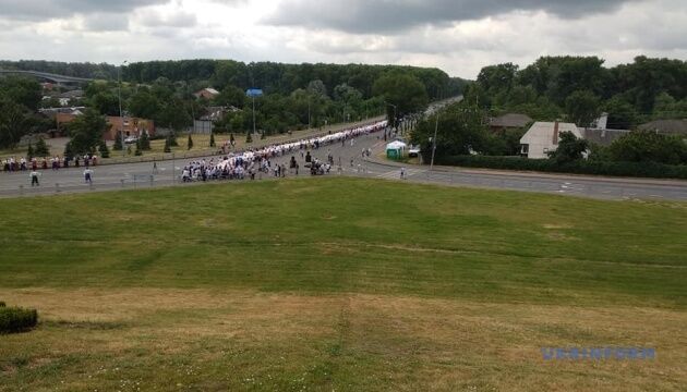 У Чернігові розгорнули 200-метровий рушник і зафіксували національний рекорд