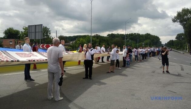 У Чернігові розгорнули 200-метровий рушник і зафіксували національний рекорд