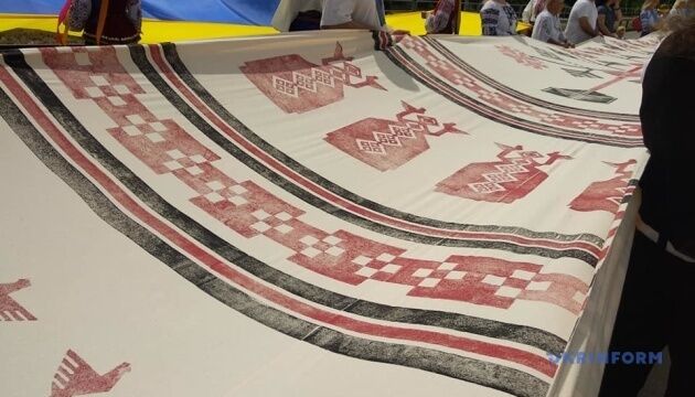 У Чернігові розгорнули 200-метровий рушник і зафіксували національний рекорд