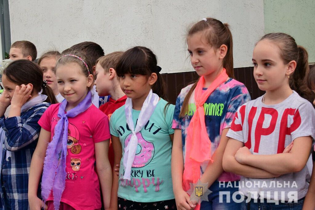 Покровські поліцейські нагадали вихованцям шкільного табору про  безпеку на дорозі