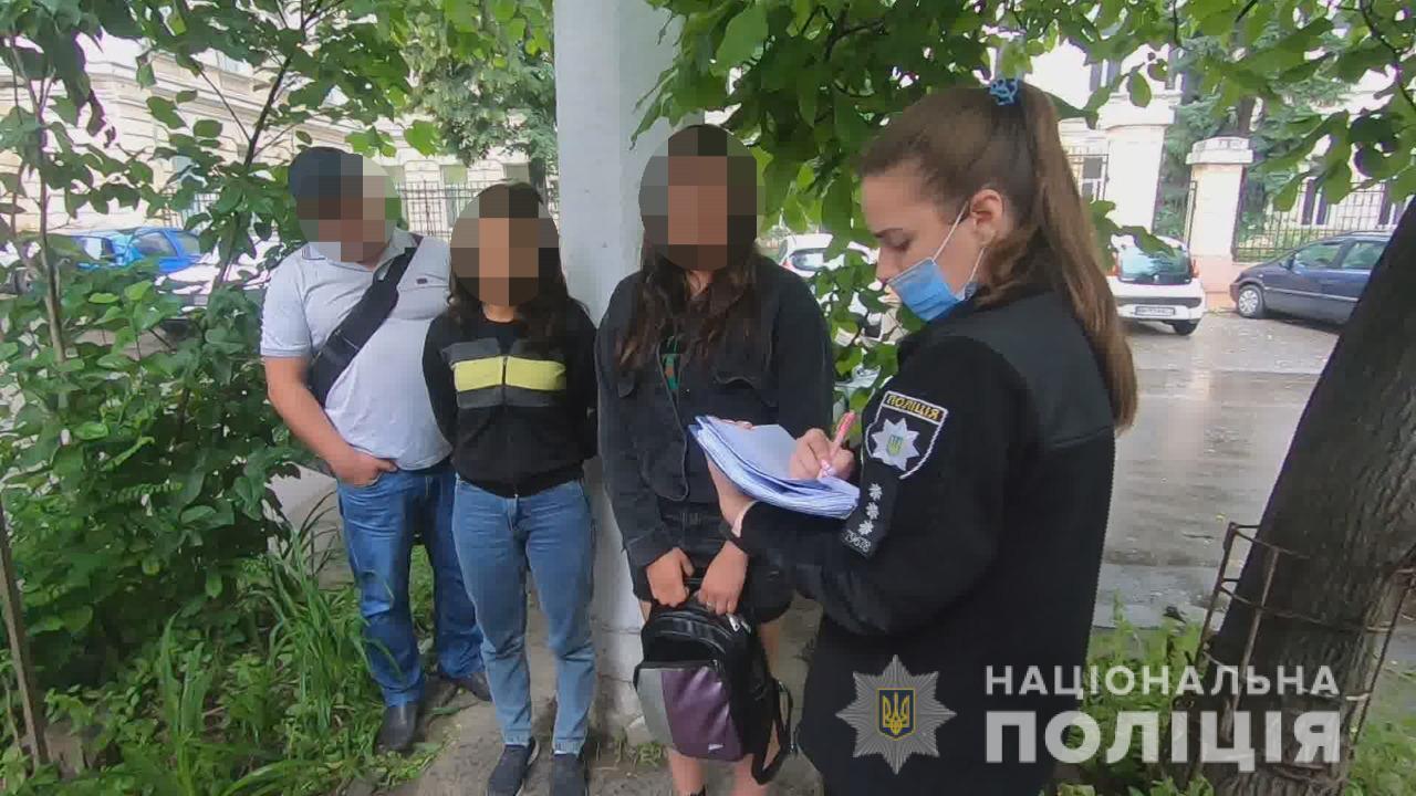 Одеські поліцейські затримали групу осіб, які на вулиці Гімназичній обікрали іноземку