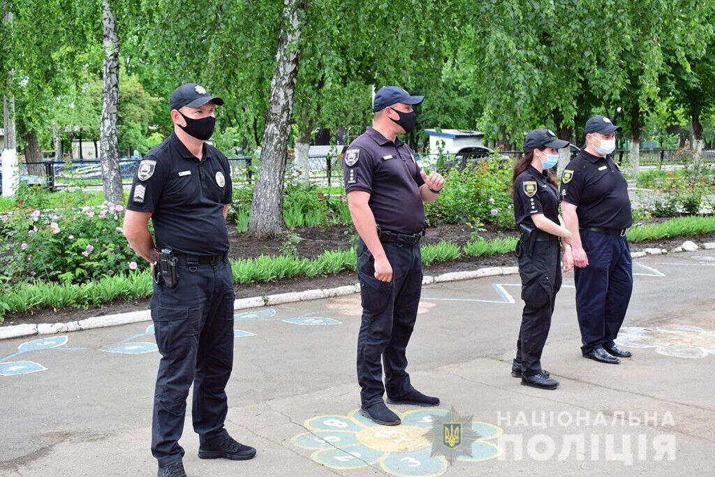 Покровські поліцейські нагадали вихованцям шкільного табору про  безпеку на дорозі