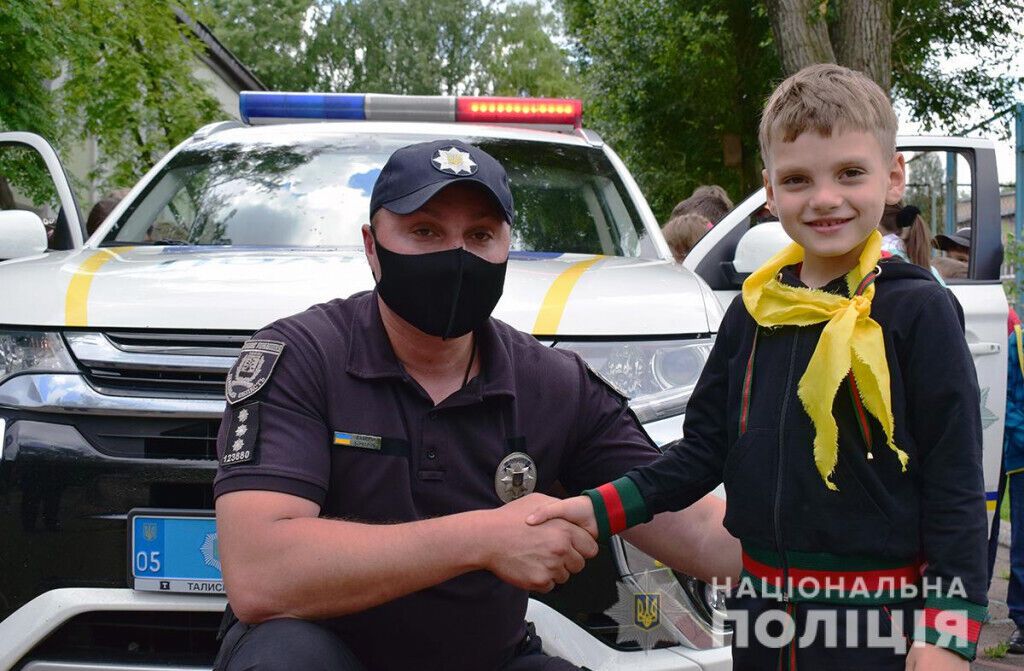 Покровські поліцейські нагадали вихованцям шкільного табору про  безпеку на дорозі