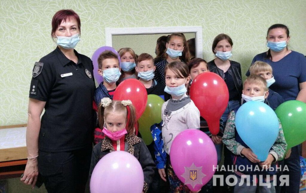 Поліцейські Донеччини привітали малечу зі святом