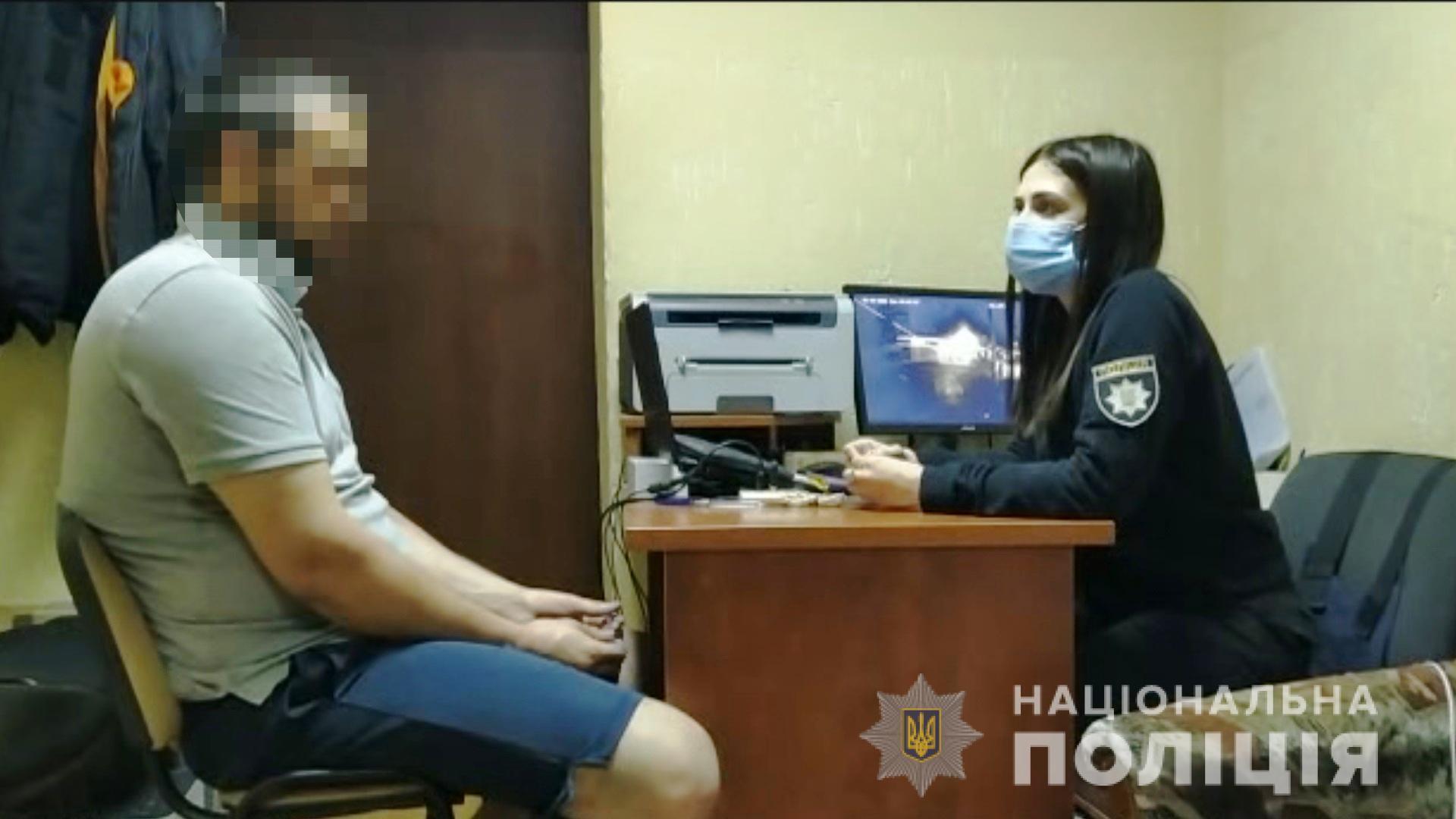 Одеські поліцейські затримали чоловіка за підозрою у розбійних нападах на молодих жінок