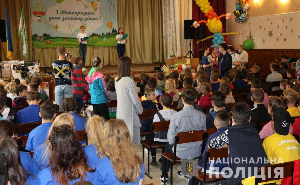 Поліцейські Донеччини привітали малечу зі святом