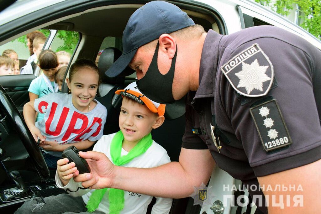 Покровські поліцейські нагадали вихованцям шкільного табору про  безпеку на дорозі