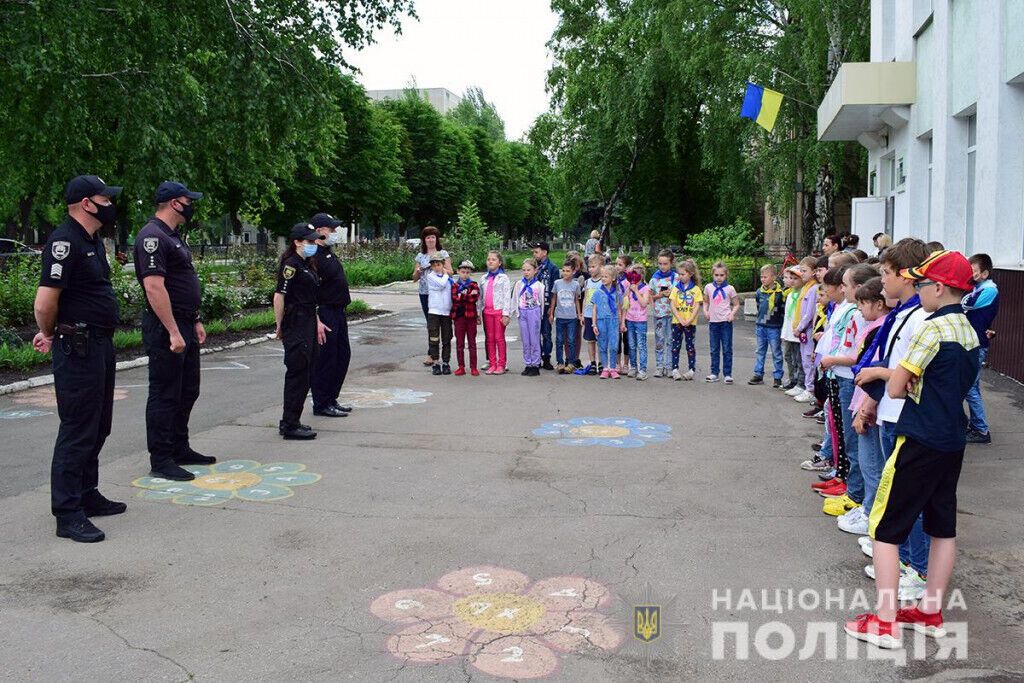 Покровські поліцейські нагадали вихованцям шкільного табору про  безпеку на дорозі