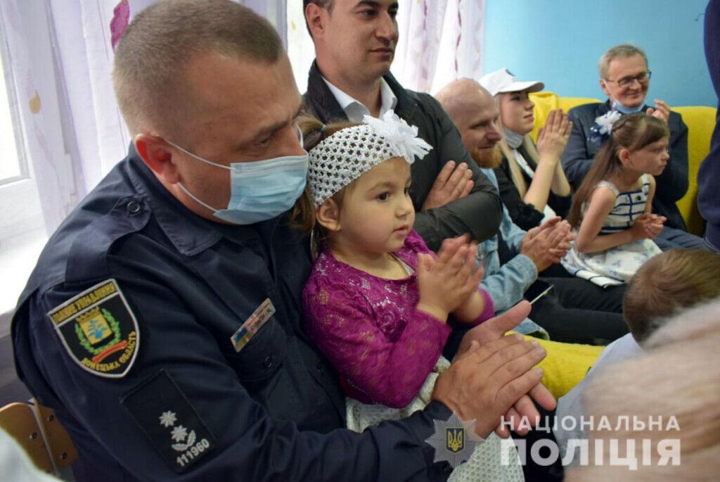 Поліцейські Донеччини привітали малечу зі святом