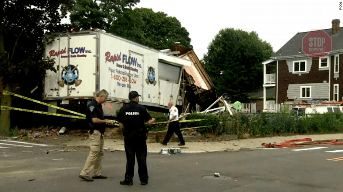 У США чоловік на викраденій вантажівці врізався в будинок і влаштував стрілянину, є загиблі