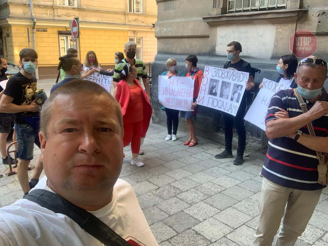  Акція на підтримку звільненого лікаря Василя Штибеля. Фото: СтопКор