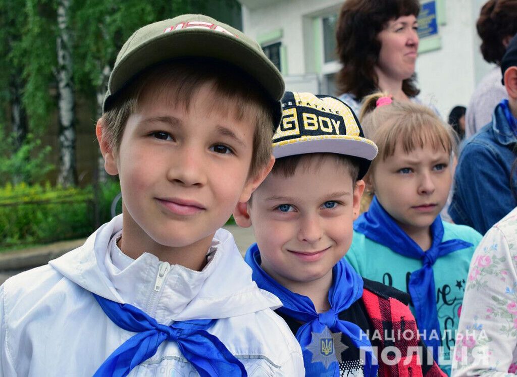 Покровські поліцейські нагадали вихованцям шкільного табору про  безпеку на дорозі