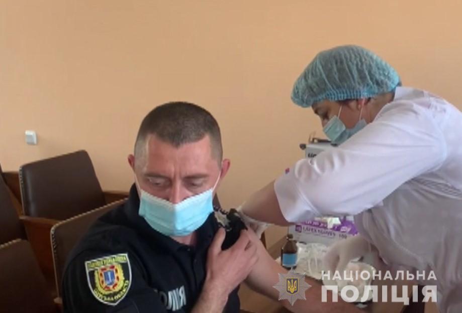 На Одещині триває активна вакцинація поліцейських від COVID-19