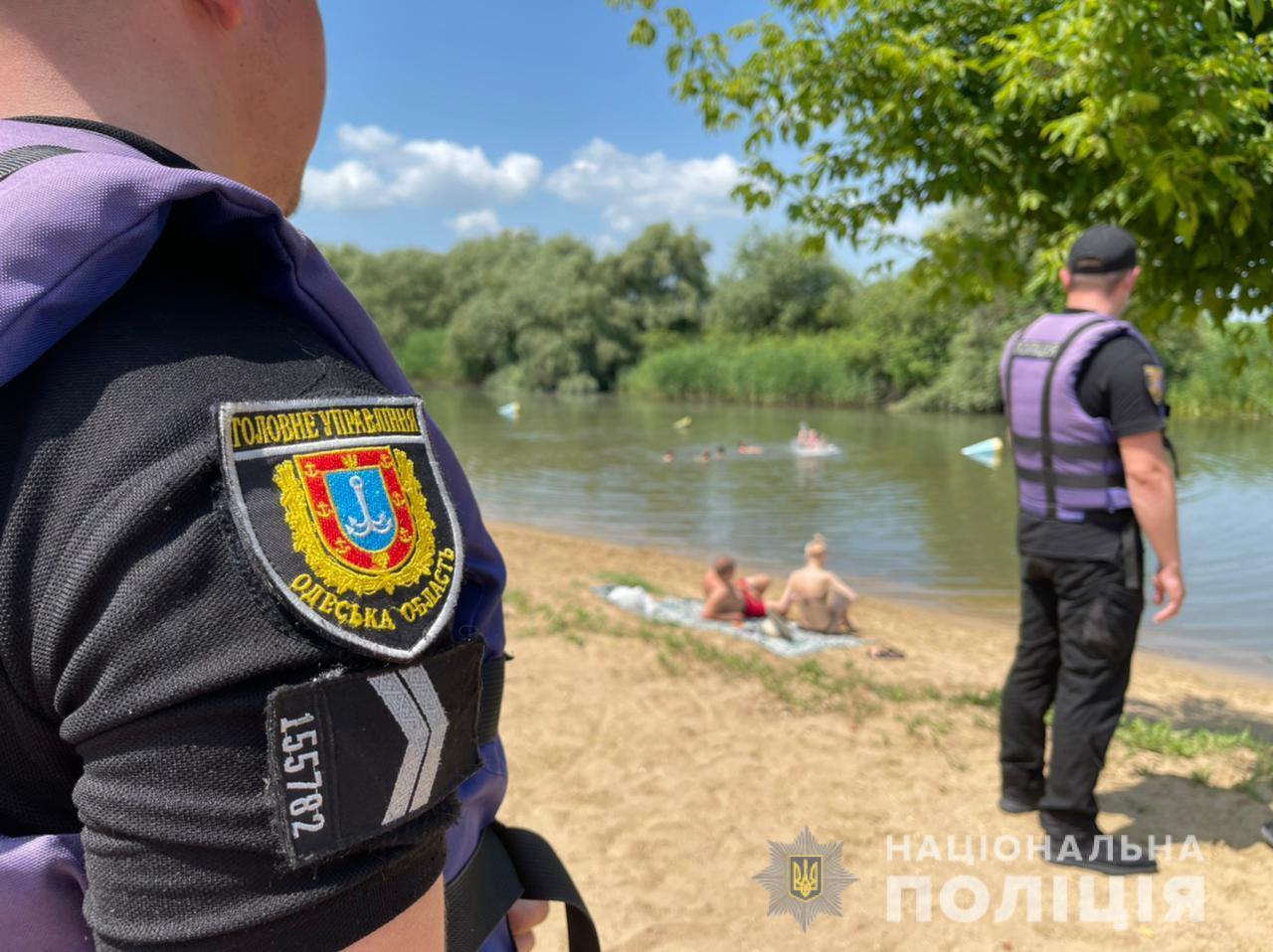 Поліцейські Одещини згадують з дітьми правила безпечної поведінки біля води
