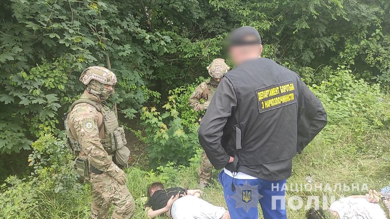 Правоохоронці затримали групу молодих людей, які займалися розповсюдженням наркотиків у курортних зонах Білгород-Дністровського району на Одещині