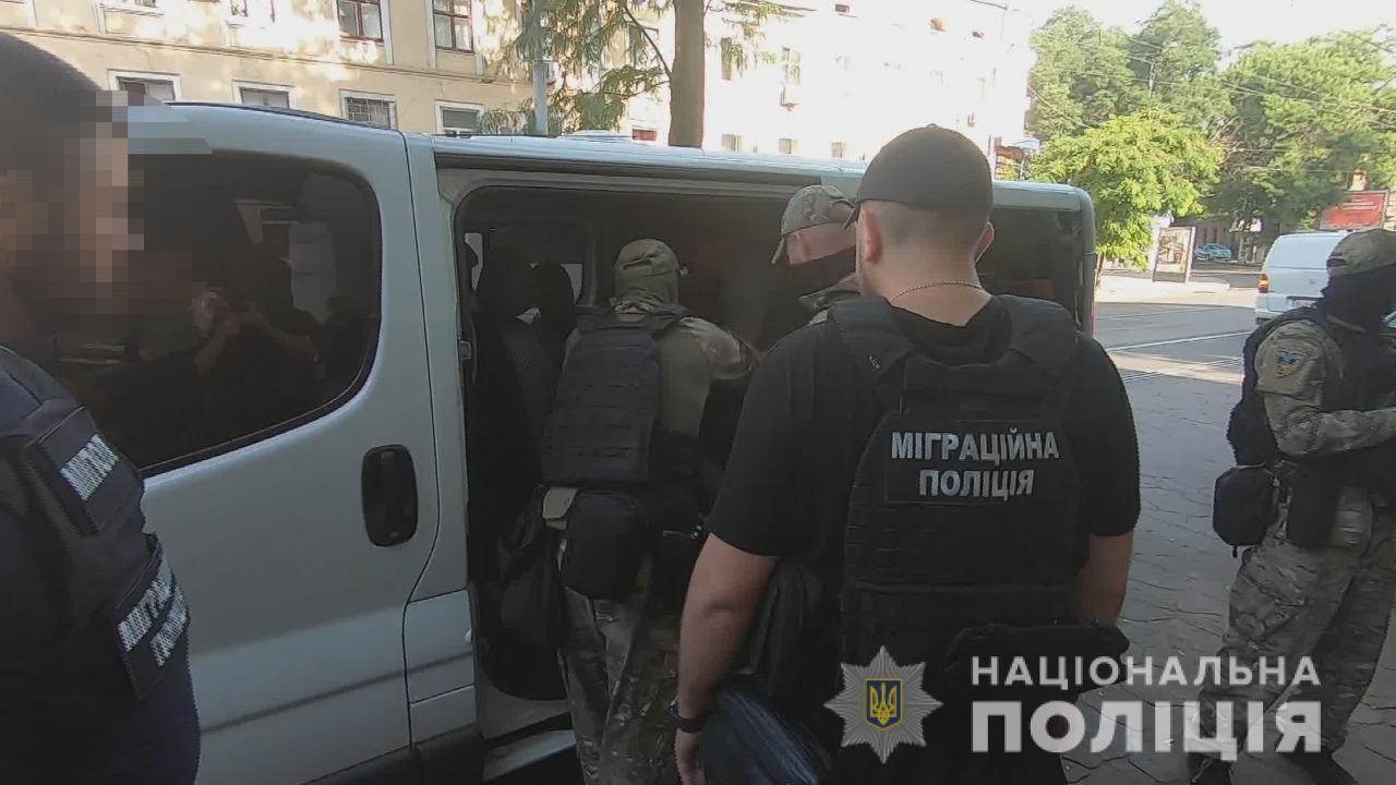 Правоохоронці Одещини продовжують боротьбу з нелегальними мігрантами та упереджують їхню злочинну діяльність у регіоні