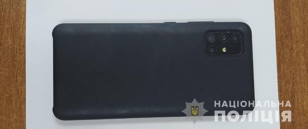 За пограбування поліцейські притягують до відповідальності двох чоловіків і жінку