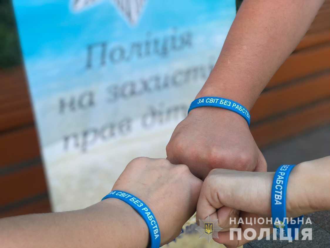 Поліцейські Одещини вийшли до людей із запитанням, чи знають вони щось про торгівлю людьми та домашнє насильство