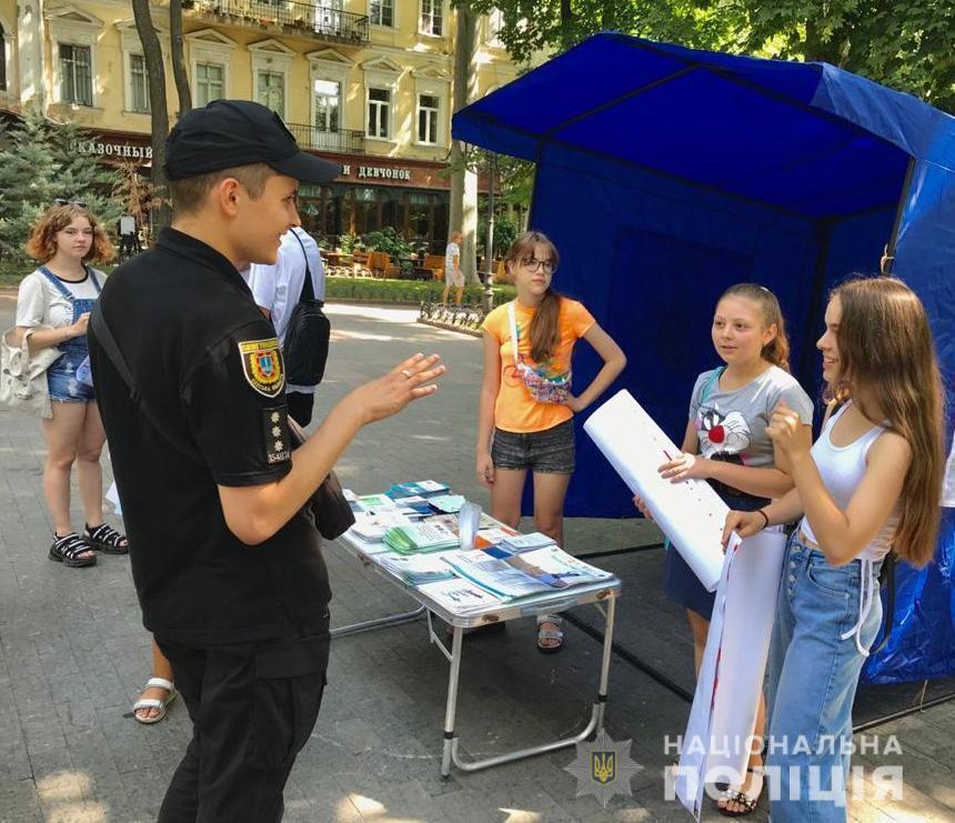 Поліцейські Одещини вийшли до людей із запитанням, чи знають вони щось про торгівлю людьми та домашнє насильство