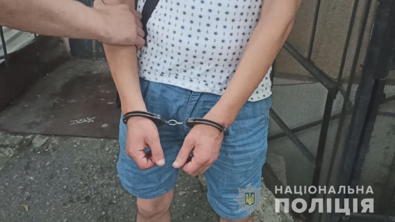 В Одесі поліцейські за годину розшукали іноземця, який обікрав орендоване киянами помешкання