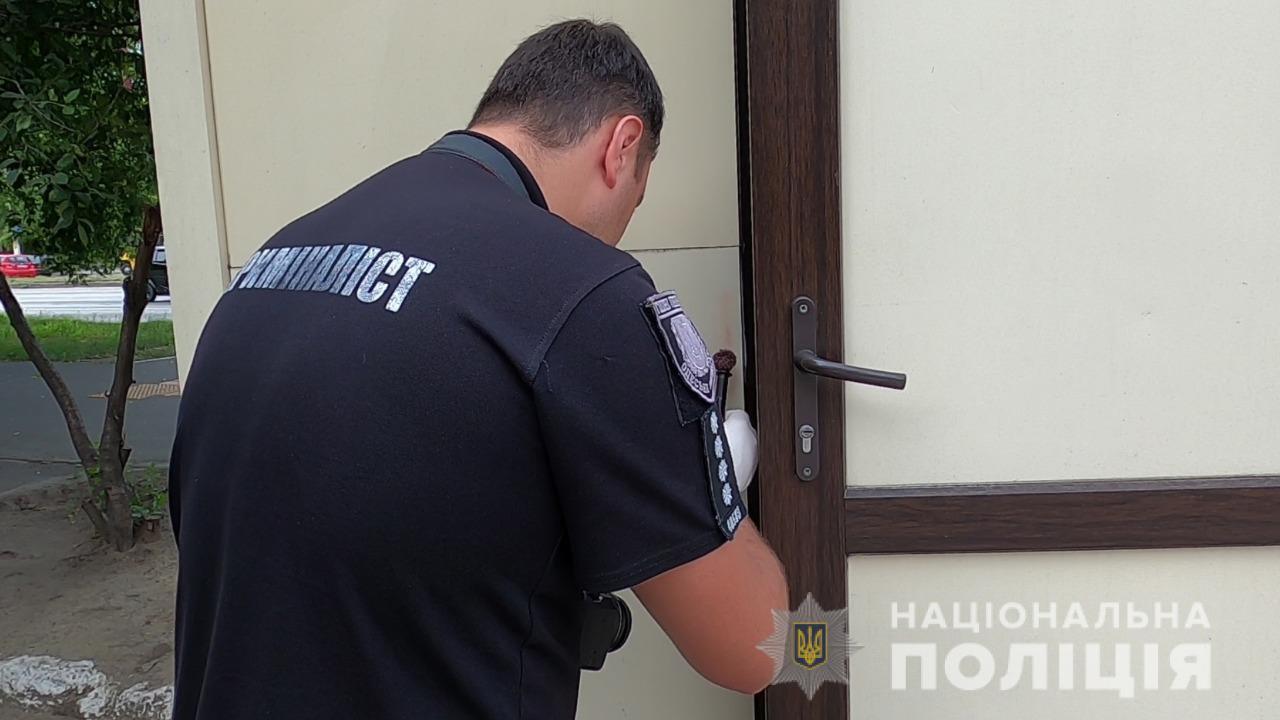 Одеські поліцейські затримали підозрюваного у розбійному нападі на продавчиню кіоску